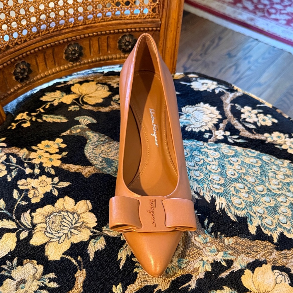SALVATORE FERRAGAMMO GORGEOUS BUTTER LEATHER PUMPS WITH UNIQUE HEEL!!
